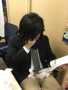 イベントで疲れて座り込む男性