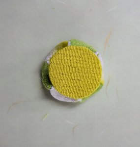 台紙を貼ったつまみ細工の裏面