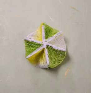 つまみ細工の花を裏から見た様子