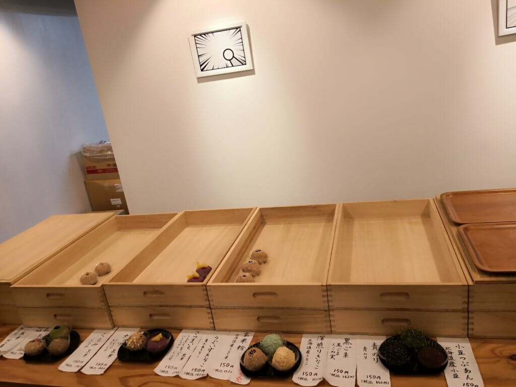 木箱に並んだおはぎ