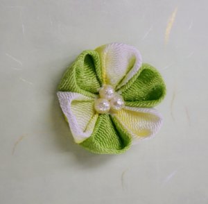 完成したつまみ細工の花