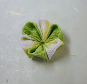 花の形になったつまみ細工