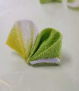 花びらを組み合わせる途中