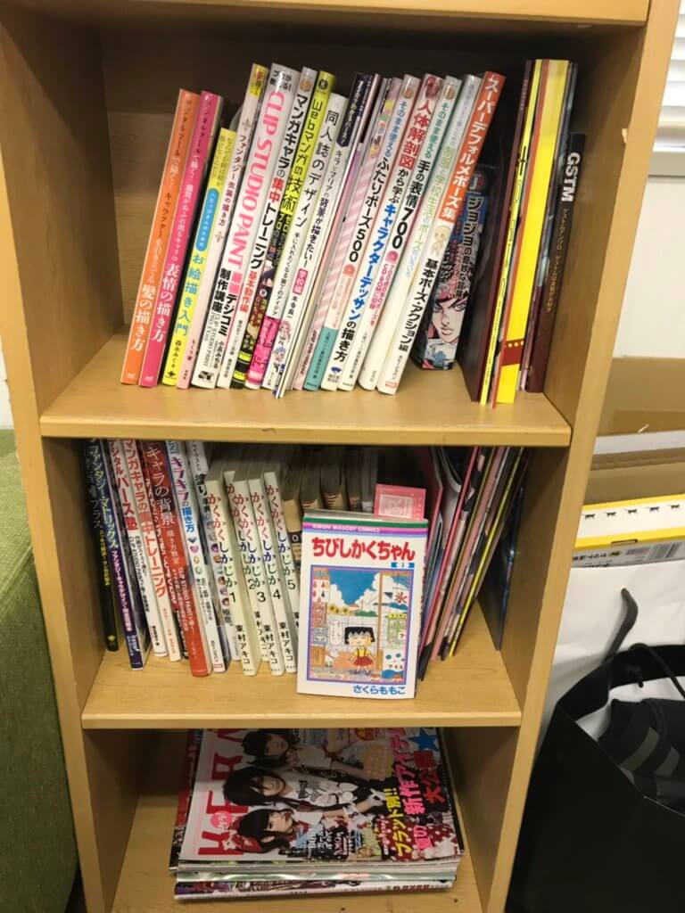漫画や雑誌が並ぶ本棚