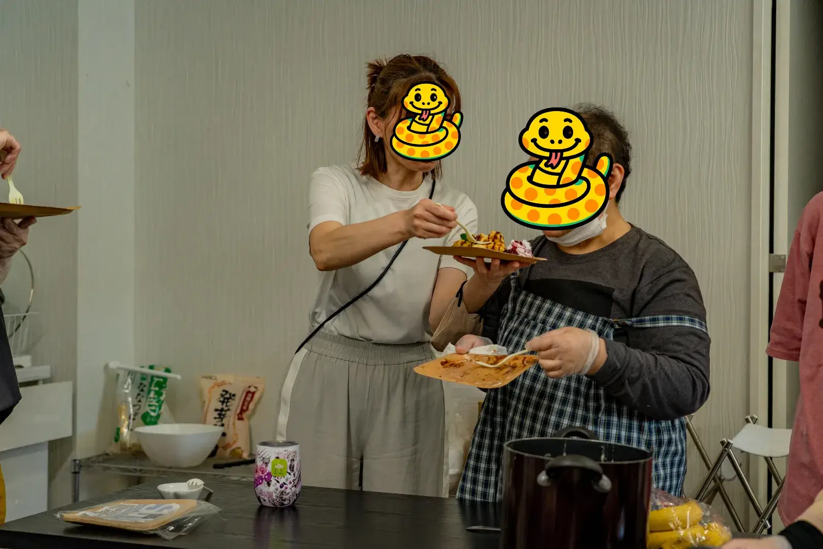 焼いたパンケーキを取り分ける様子